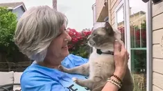 Rayne Beau junto a su humana, Susanne Anguiano, en su hogar de California. Rayne Beau junto a su humana, Susanne Anguiano, en su hogar de California.