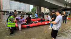 Las intensas lluvias que comenzaron el jueves provocaron inundaciones severas y un deslizamiento de tierra. Las intensas lluvias que comenzaron el jueves provocaron inundaciones severas y un deslizamiento de tierra.