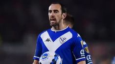 Godín jugó su último partido profesional con la camiseta de Vélez. Godín jugó su último partido profesional con la camiseta de Vélez.