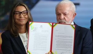 Lula muestra el veto a la ley que rebaja las penas a los golpistas, junto a su esposa, Janja da Silva, este jueves en el acto oficial por el aniversario, en Brasilia.