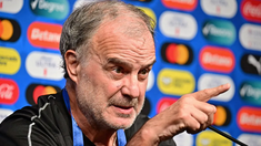 Marcelo Bielsa habló sobre las declaraciones de Luis Suárez. Marcelo Bielsa habló sobre las declaraciones de Luis Suárez.