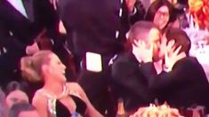 Beso entre Ryan Reynolds y Andrew Garfield en los Globos de Oro Beso entre Ryan Reynolds y Andrew Garfield en los Globos de Oro