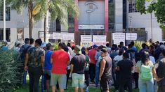 Más de 500 familias se quedan sin trabajo por la clausura de una feria productora en Jujuy. Más de 500 familias se quedan sin trabajo por la clausura de una feria productora en Jujuy.