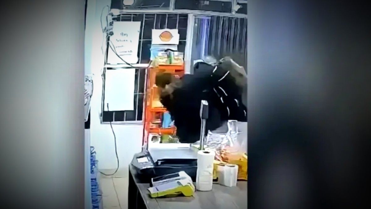 Video: una clienta furiosa por la mala atención terminó a las piñas con la empleada de un comercio