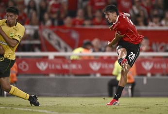 El chileno Maxi Gutiérrez ya saca el derechazo para meter su primer gol en el Rojo.
