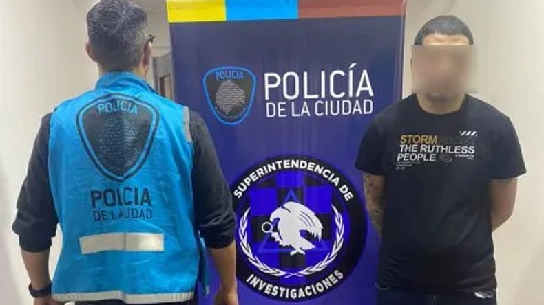 una mujer alcanzó a ver cuando el hombre obligaba a su ex pareja a subir a un auto.