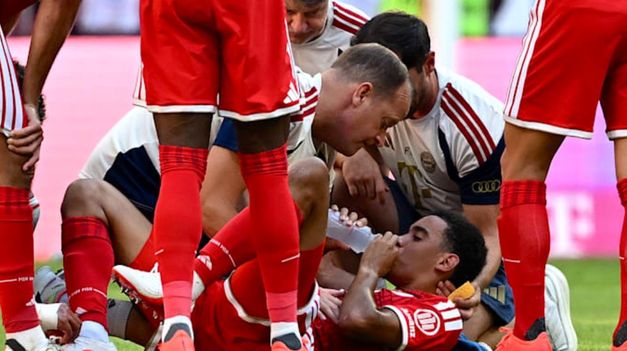 Después de ser atendido por los médicos en el campo de juego, Musiala salió caminando por sus propios medios.