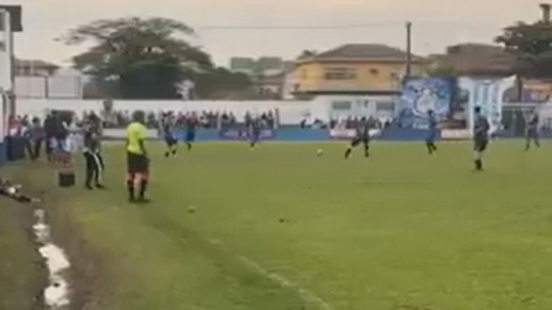 Detuvieron a un árbitro en medio de un partido de fútbol por vínculos con el narcotráfico.