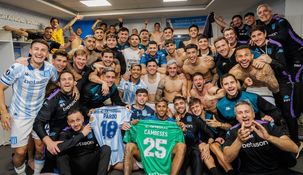 El festejo de Racing en el vestuario.