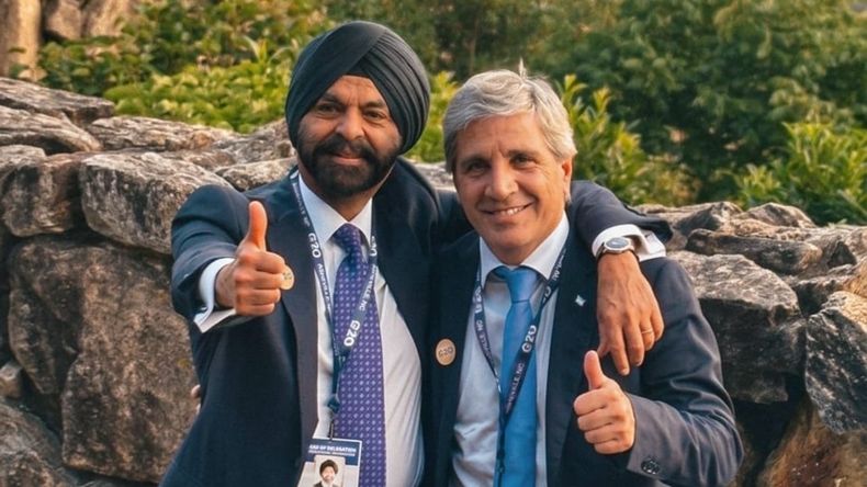 Luis Caputo y su foto junto a Ajay Banga.&nbsp;