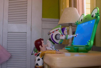 En la quinta entrega, Woody, Jessie y Buzz deben enfrentarse a un nuevo rival: las pantallas que hoy dominan la atención de los más chicos En la quinta entrega, Woody, Jessie y Buzz deben enfrentarse a un nuevo rival: las pantallas que hoy dominan la atención de los más chicos
