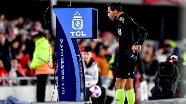Al igual como se vio en el Mundial de Clubes, los árbitros deberán anunciar al público la decisión del VAR