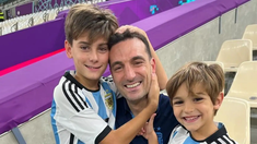 Lionel Scaloni junto a sus dos hijos.