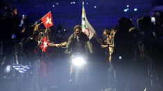 Tom Cruise a bordo de una moto en la ceremonia. Tom Cruise a bordo de una moto en la ceremonia.