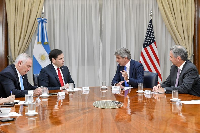 Javier Milei y Luis Caputo recibieron a un senador de Estados Unidos que suena para vicepresidente