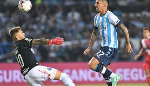 Javier Correa define ante Lanzillota para conseguir el 1-0.