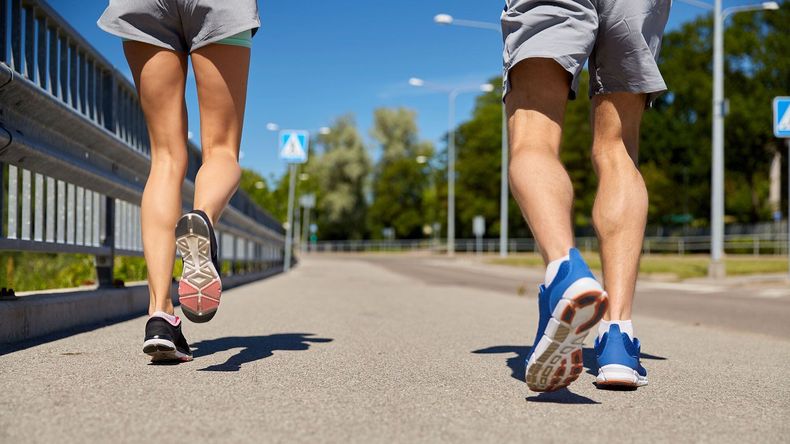 Puede ser una caminata tranquila a un ritmo moderado. 