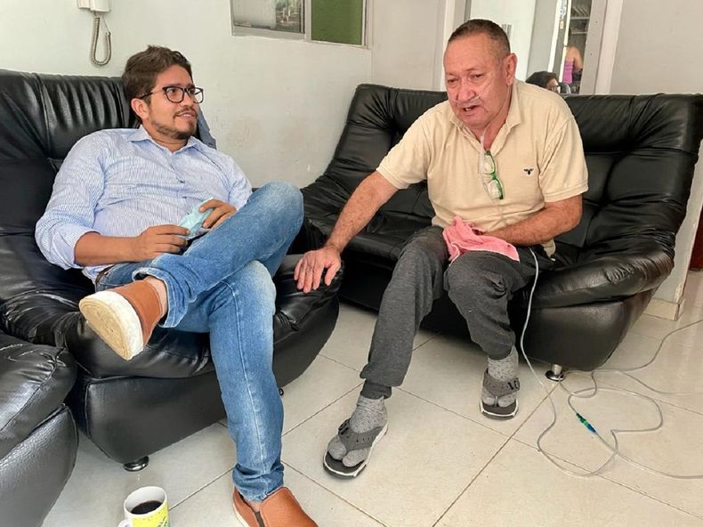 Víctor Escobar (a la derecha de la foto)