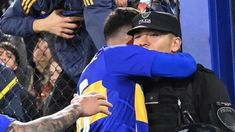 Merentiel abraza al oficial Toloza. Merentiel abraza al oficial Toloza.