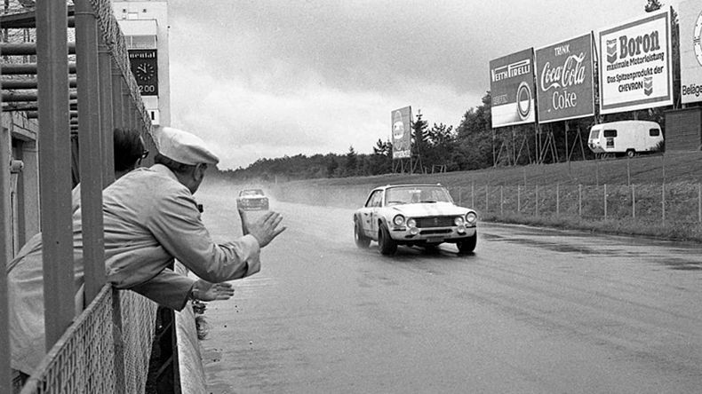 Juan Manuel Fangio, supervisa al Torino en pista.