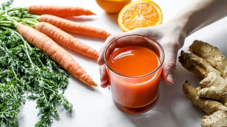 Esta vitamina es fundamental para mantener la salud de la piel, ya que contribuye a la producción de colágeno, una proteína que brinda elasticidad y firmeza. 