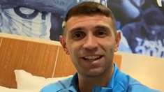 El Dibu saludó a su pequeño fanático a través de un video. El Dibu saludó a su pequeño fanático a través de un video.