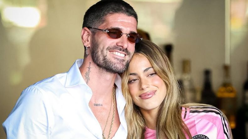 Entre rumores de boda y desmentidas, la relación de Tini Stoessel y Rodrigo De Paul sigue en el centro de la atención pública. Entre rumores de boda y desmentidas, la relación de Tini Stoessel y Rodrigo De Paul sigue en el centro de la atención pública.