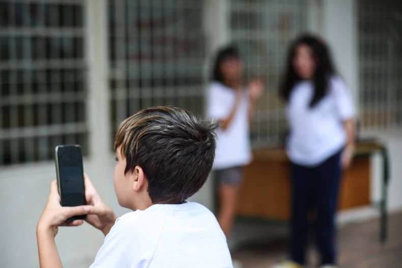 Brasil restringe uso del móvil en las escuelas públicas y privadas