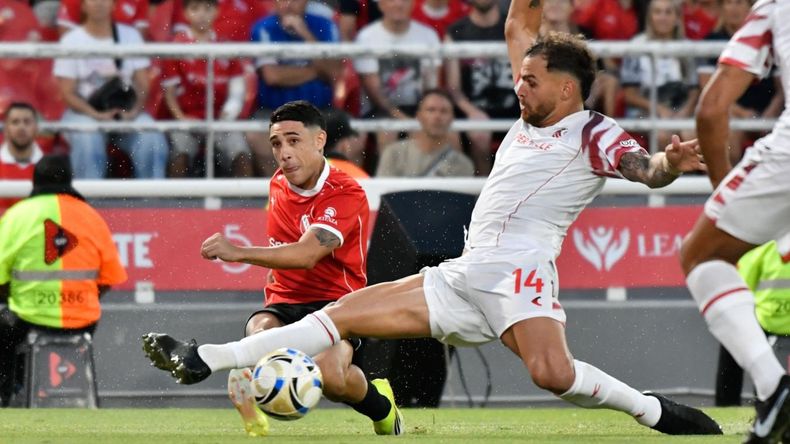 Santiago Montiel fue expulsado en el primer tiempo insólitamente.