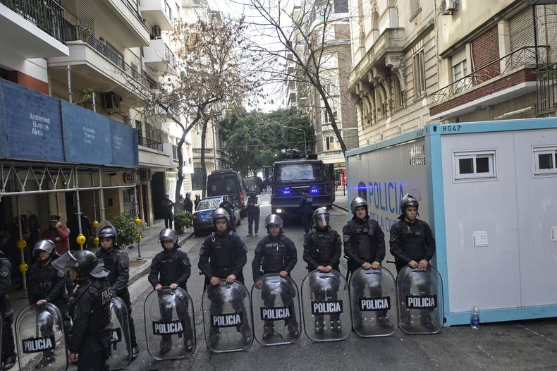 Un fuerte operativo policial en inmediaciones de la casa de la vicepresidenta.