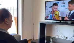 Carlos Bilardo sonríe cuando de los goles de Lionel Messi