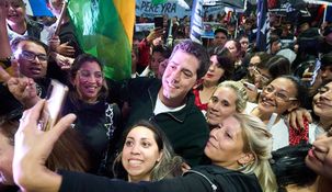 Wado de Pedro junto a la militancia. Wado de Pedro junto a la militancia.