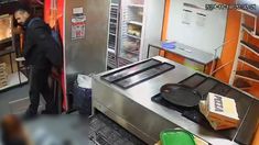 El momento en que Sergio Raúl Sarria apuñaló a Adriana Débora Barrionuevo en una pizzería de Núñez.