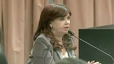 Cristina Kirchner fue condenada a seis años de prisión e inhabilitación perpetua para ejercer cargos públicos en el marco de la denominada causa Vialidad.