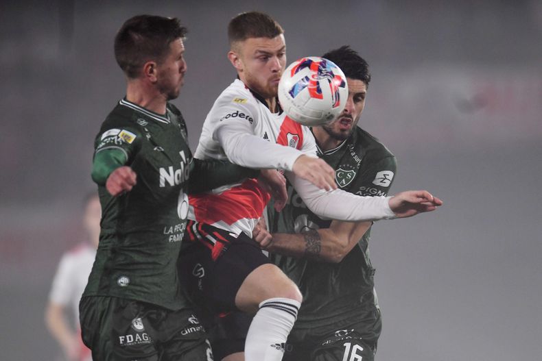 River va en busca de la punta ante Sarmiento en Junín