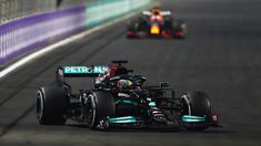 Lewis Hamilton ganó en Arabia Saudita y alcanzó a Max Verstappen en el campeonato general. Lewis Hamilton ganó en Arabia Saudita y alcanzó a Max Verstappen en el campeonato general.