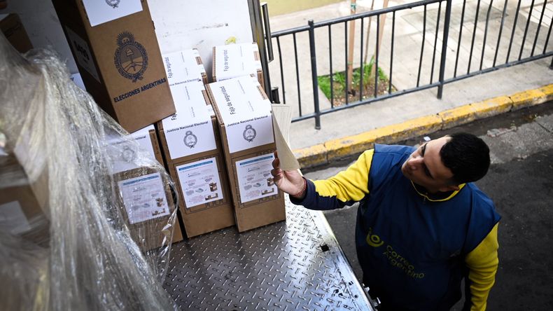 Las urnas para el balotaje están siendo distribuidas por el Correo Argentino y Gendarmería en todo el país