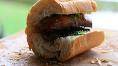 La revista gastronómica Taste Atlas lo eligió entre los mejores los hot dog de comida callejera. La revista gastronómica Taste Atlas lo eligió entre los mejores los hot dog de comida callejera.