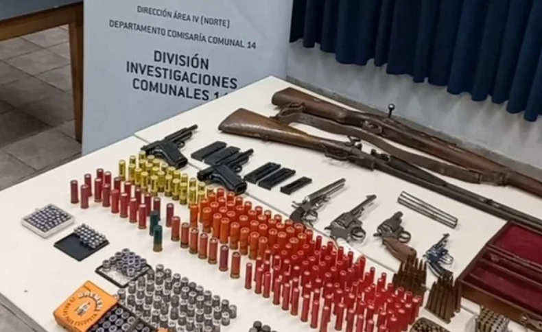 Detuvieron a un hombre que tenía un arsenal de armas en su casa en Palermo.