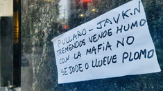 Testigos afirmaron que vieron a dos personas pegando los carteles. Testigos afirmaron que vieron a dos personas pegando los carteles.