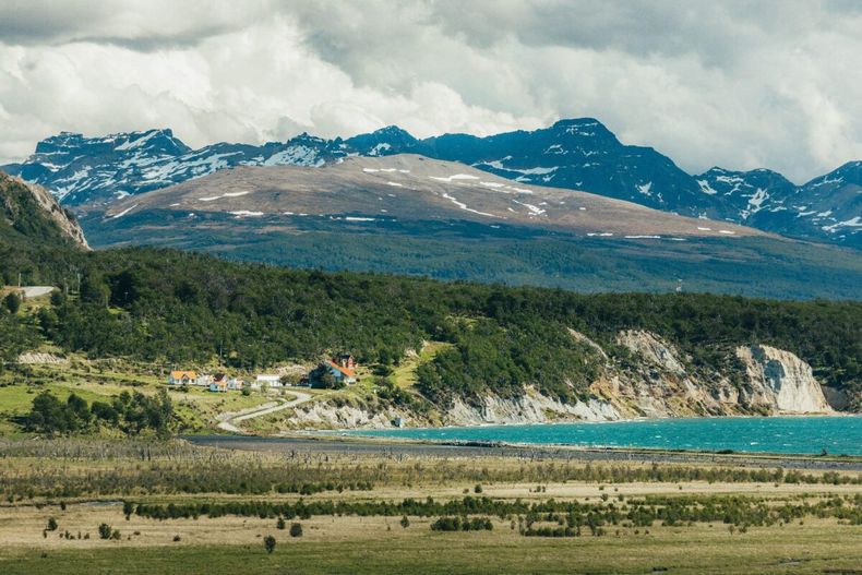 Rodeada por el Lago Khami Fagnano y bosques que se extienden hasta las montañas más australes de la Cordillera de los Andes.