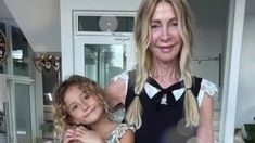 Mila Yankelevich junto a la productora y mujer de Gustavo Yankelevich. Mila Yankelevich junto a la productora y mujer de Gustavo Yankelevich.