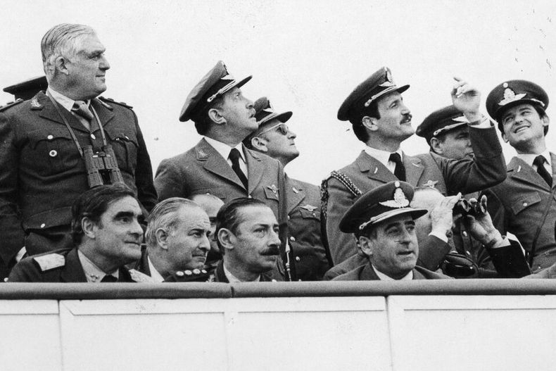 La Junta Militar, integrada por Massera, Videla y Agosti, entendió enseguida el papel socio-cultural y político del fútbol.