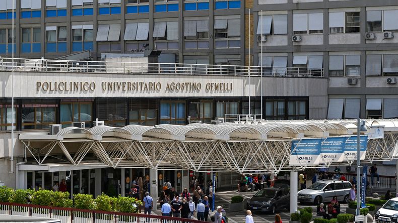 El papa Francisco permanece internado en el hospital Gemelli de Roma.