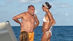 Luis Juez disfruta del sol, la arena y el mar.