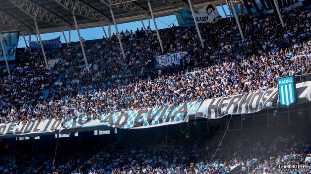 Hinchas de Racing denuncian que sus carnets QR fueron clonados.