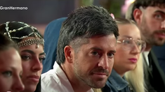 El conductor Santiago del Moro le entregó al jugador la palabra de su familia soltero. El conductor Santiago del Moro le entregó al jugador la palabra de su familia soltero.