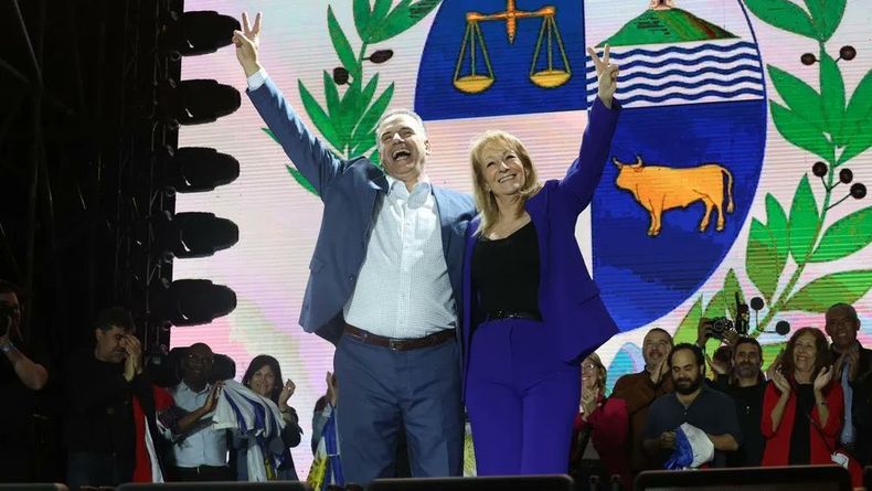 Yamandú Orsi junto a su futura vicepresidenta, Carolina Cosse.