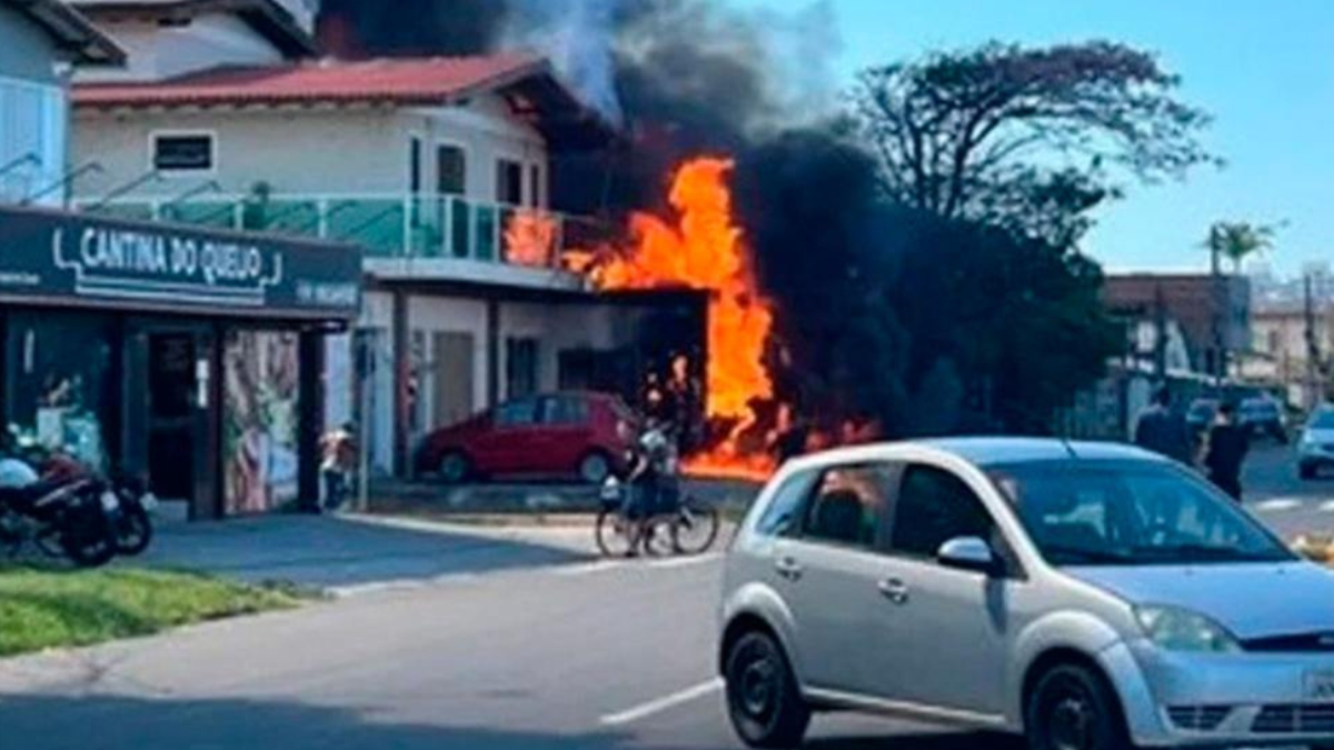 Una avioneta se estrelló contra un restaurante en el sur de Brasil: murieron todos los ocupantes