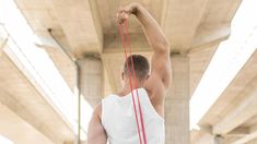 Fortalecer los músculos que rodean la columna es clave para mejorar la postura. Fortalecer los músculos que rodean la columna es clave para mejorar la postura.